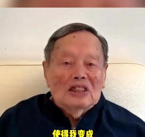 101岁杨振宁罕见露面，获港大博士学位，曾被曝病危谣言不攻自破
