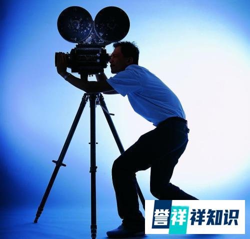 “收入还可以，一年也能挣个百把万。”这个导演彻底“火”了
