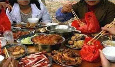 吃饭时，有人喜欢在餐桌上做什么事？