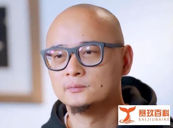 妻子在家哺乳，被丈夫羞辱“一毛钱都赚不到”，全职妈妈太难了