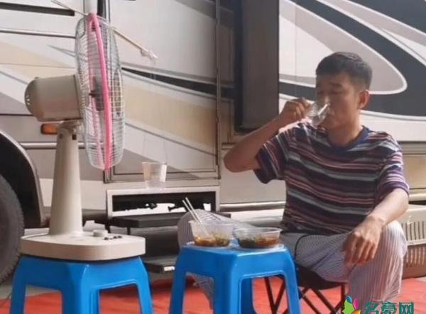 文章罕见分享近况 喝酒与电风扇碰杯生活令人唏嘘