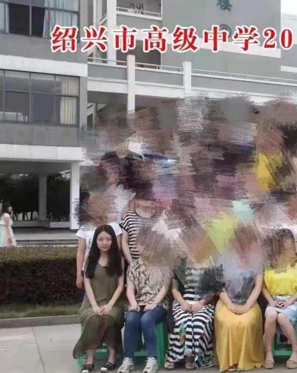 项思醒毕业旧照曝光，穿搭成熟性感，跟现在相比判若两人，网友：身材是真好