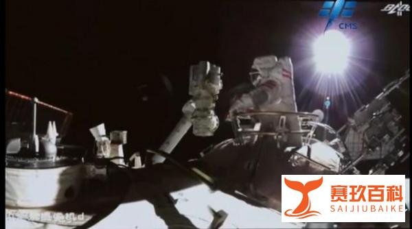 翟志刚两次出舱画面对比 这是咋情况？