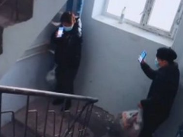 黑河邻里在楼道相逢互亮绿码，网友们是如何评价的？