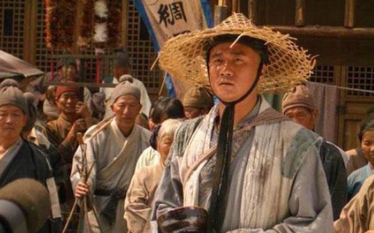 胡军版朱元璋的片头曲《英雄莫问出身》和片尾曲《童年我们是朋友》的歌词