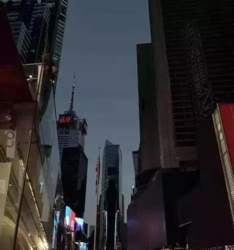 46块一度电？开空调要破产！美国电费暴涨360倍