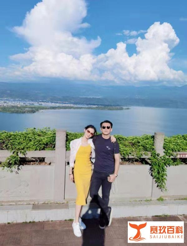 郑恺和老婆牵手旅游，两个人甜蜜晒影子合照，网友猝不及防吃狗粮