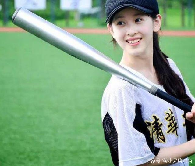 “奶茶妹妹”章泽天，穿上无痕裤，她的双腿真像开了特效，你觉得呢？