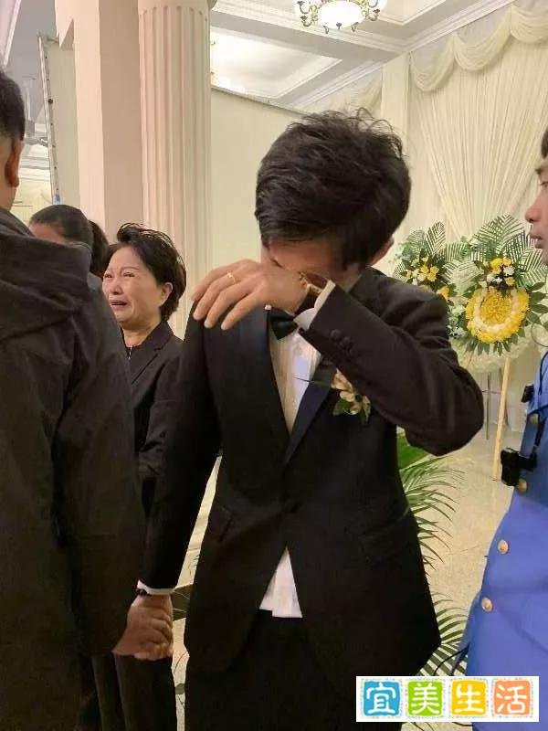 七言·闻大连小伙徐世南为亡妻守灵7天在殡仪馆办完婚礼办葬礼有感