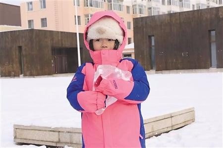 捉毒蛇让女儿把玩被咬也不在意是怎么回事