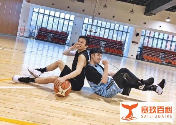 邓超与陈赫打球晒照互怼，邓超说陈赫218斤，陈赫说他68了！