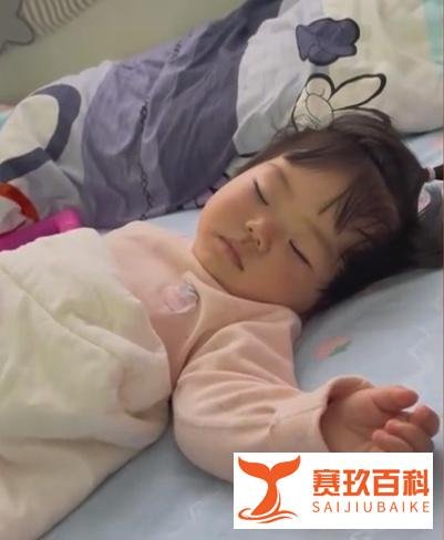 萌娃睡太久被家长“强制开机”：脑子未醒 身体先抖