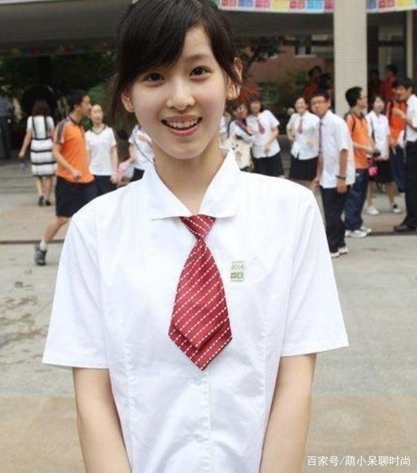 “奶茶妹妹”章泽天，穿上无痕裤，她的双腿真像开了特效，你觉得呢？