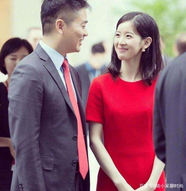 “奶茶妹妹”章泽天，穿上无痕裤，她的双腿真像开了特效，你觉得呢？