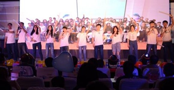学生18种语言演唱《追梦赤子心》，表达了对祖国怎样的感情？