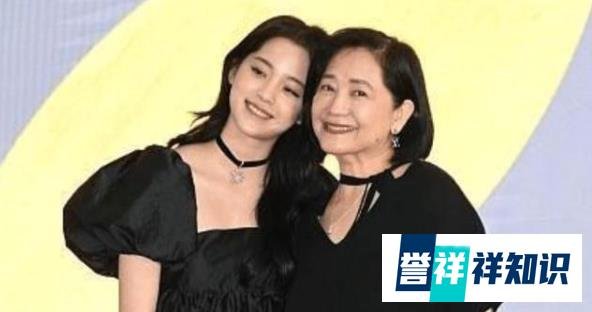 欧阳娜娜59岁妈妈重返校园，成为林心如师妹，此前不对家人说