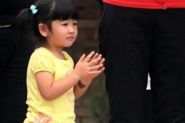姚明野球场当观众，看女儿打篮球多欣慰？