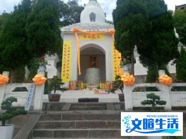果清长老，乞丐僧与百孝堂！为人则大乘佛法！