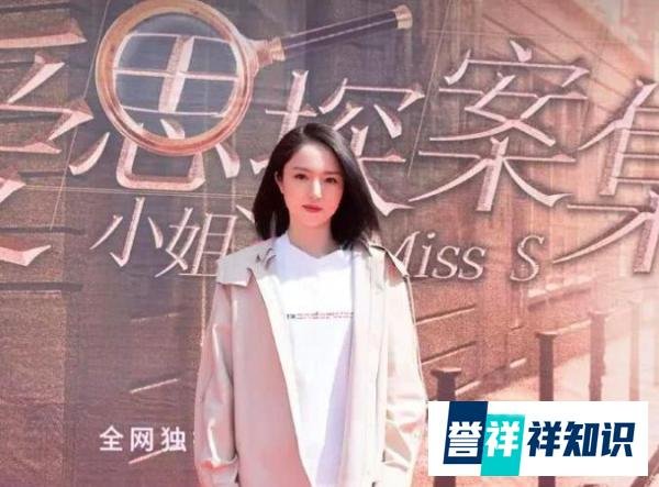 董璇带女儿游迪士尼，没助理，一脸愁容，网友拍她，笑容随即亲切