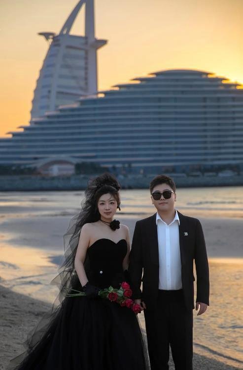老婆陪男闺蜜去迪拜疯玩半个月，回来后无法进门，老公：离婚！