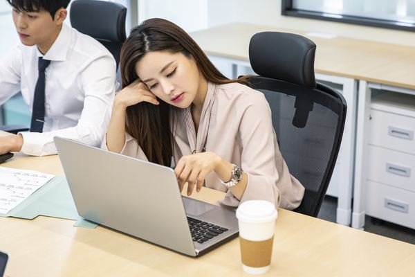我送喝醉女同事回家被女友看见，我该怎么解释她才信我？