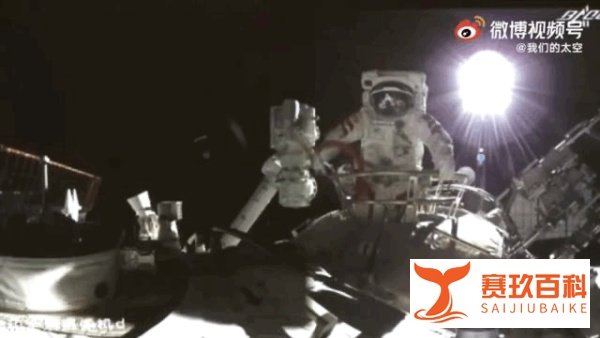 翟志刚两次出舱画面对比 这是咋情况？