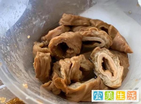 面条哥刚消失，济南大肠哥又因为嘴贱被打成猪头，一点不亏他们！