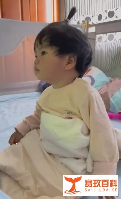 萌娃睡太久被家长“强制开机”：脑子未醒 身体先抖