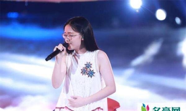 郭沁为什么坐在椅子上唱歌？ 郭沁的身体出现什么问题了吗？