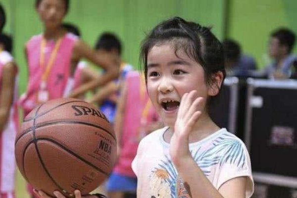 姚明野球场当观众，看女儿打篮球多欣慰？