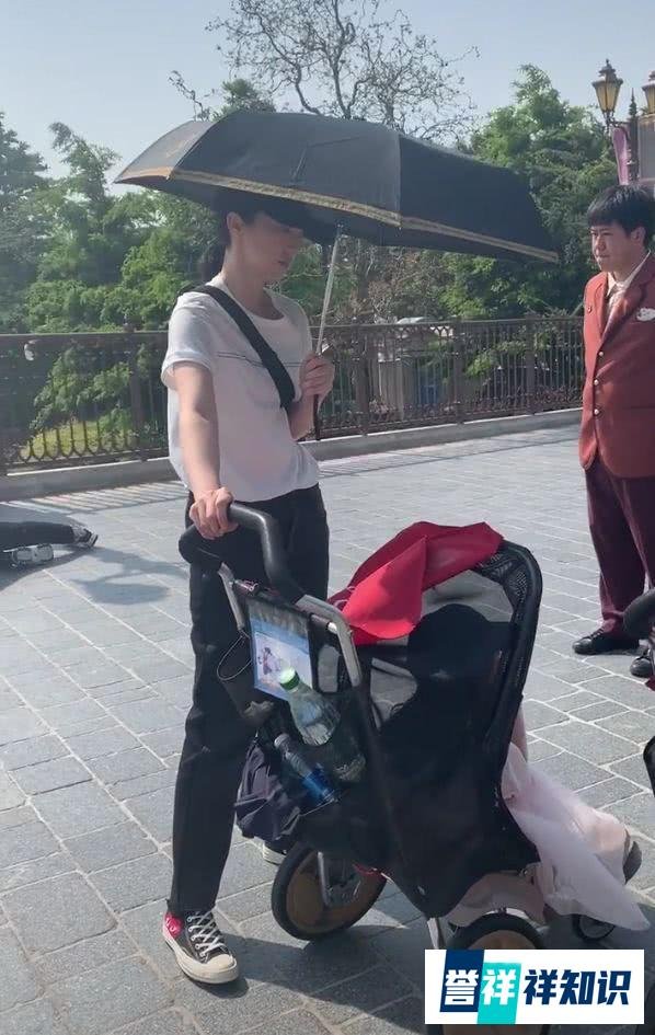 董璇带女儿游迪士尼，没助理，一脸愁容，网友拍她，笑容随即亲切