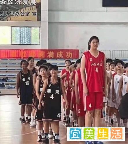 14岁女孩身高226cm追平姚明，出自篮球世家父母均是职业运动员