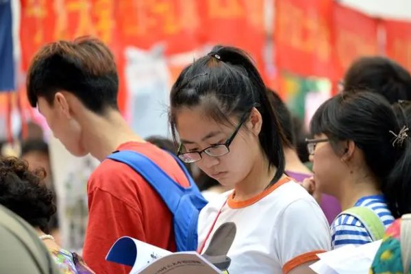 上海师范大学附属外国语中学分数线