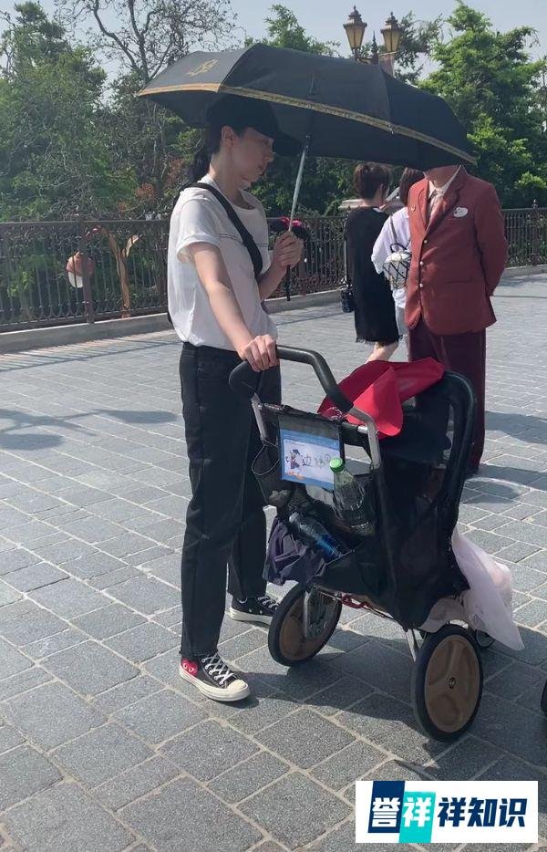 董璇带女儿游迪士尼，没助理，一脸愁容，网友拍她，笑容随即亲切