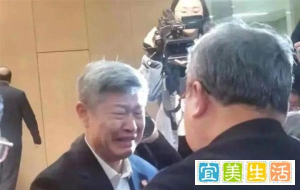 西安交大校长雨中致辞党委书记为其撑伞，上任书记曾和校长含泪拥别，网友直呼好暖心！