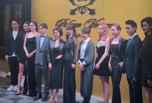 赌王家族霍家两大顶级豪门同框，何超凤C位稳坐，四太更抢眼