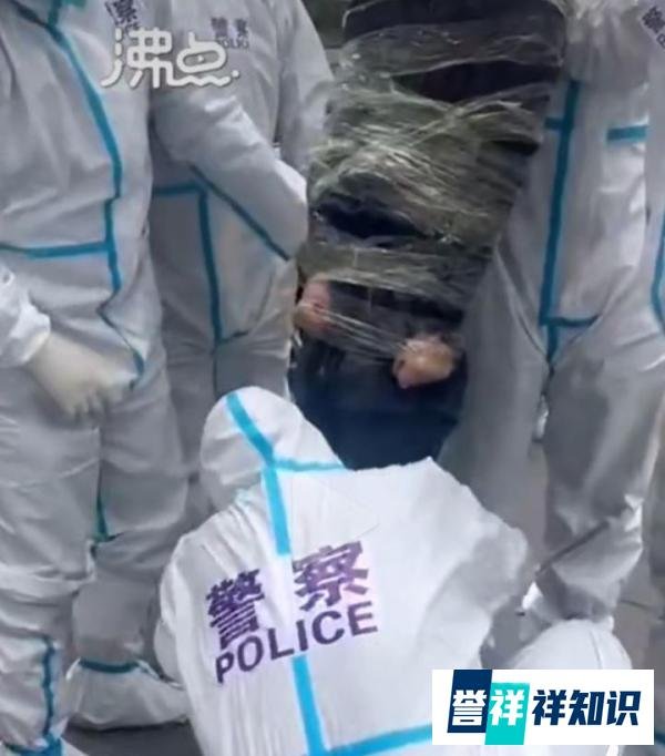 丹东警方回应用胶带绑精神病人，表示是家属请求后协助