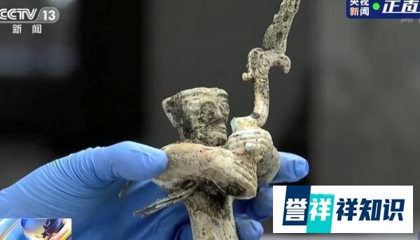三星堆出土青铜小立人翘着兰花指 这是咋情况?