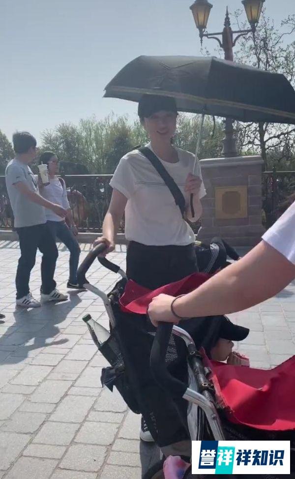 董璇带女儿游迪士尼，没助理，一脸愁容，网友拍她，笑容随即亲切