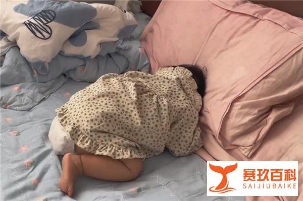 萌娃睡太久被家长“强制开机”：脑子未醒 身体先抖