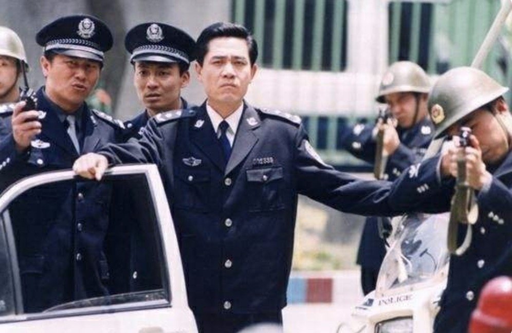 电视剧《公安局长3》里冯玉女明明知道警察盯上她了，她为什么还去看蛋家女首演，自投罗网，她不懂吗？