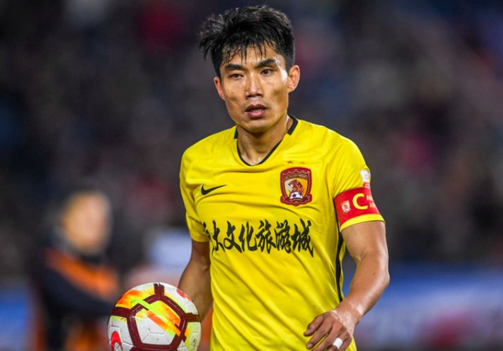 国足赛后郑智险些与球迷发生冲突?