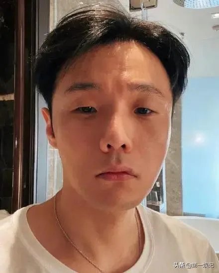 近日李荣浩写小作文diss自家物业只收费积极,对此你怎么看?