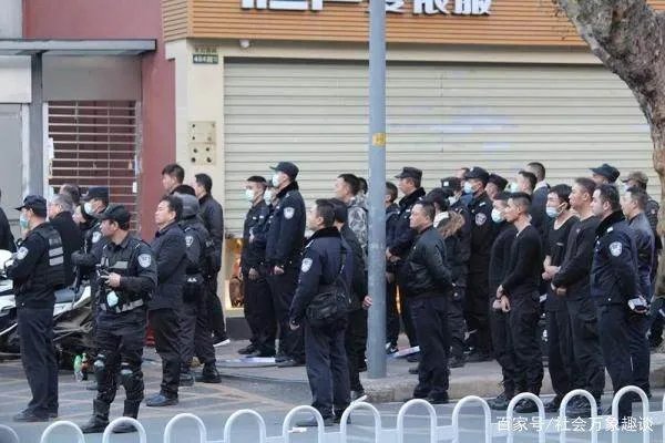 昆明击毙现场，警察向凶徒下跪，对此你有何感触？