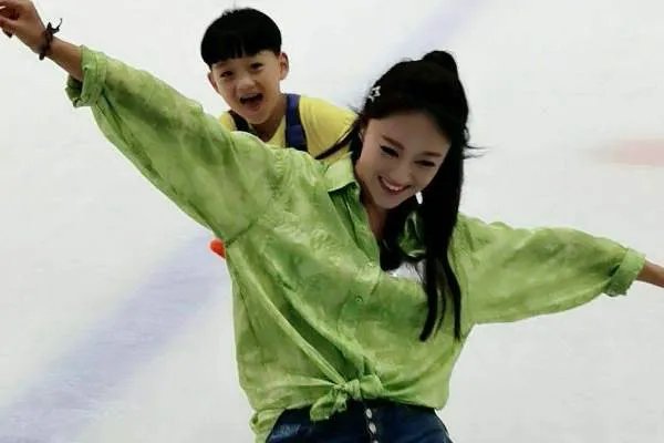 王小玮宣布离婚后首次现身,没有搭档的她表演的怎么样?