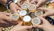 男子和朋友喝22瓶酒后坠楼身亡,同饮者赔17万,一起喝酒如何避免担责?