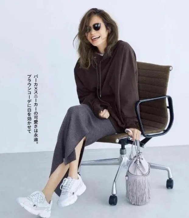 女生运动鞋怎么搭配时尚