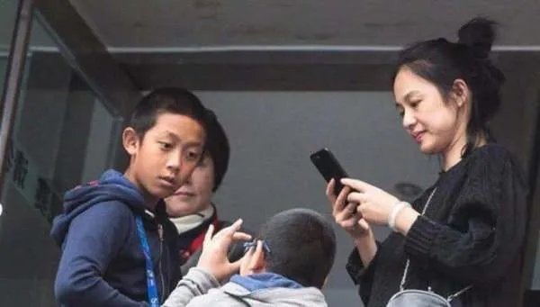 姜文女儿长相神似林青霞，网友：多亏了他法国前妻的混血基因?