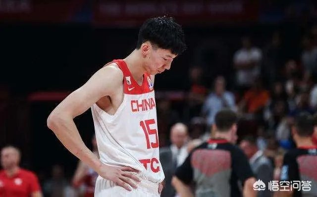 李楠最后时刻叫暂停的时候,周琦表示摊手无奈,他是不是也被李楠搞懵逼了?