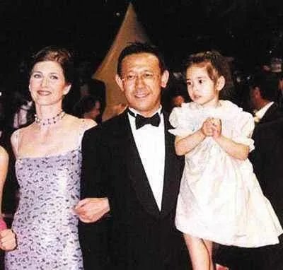 姜文女儿长相神似林青霞，网友：多亏了他法国前妻的混血基因?